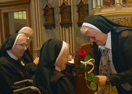 Sr Gertrud mit Generaloberin Sr Franziska Bruckner mittel